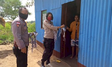Cegah-Covid-19,--Pasangan-Suami-Istri-Anggota-Polri-Polres-TTS-Bagikan-Masker-Kepada-Warga