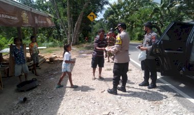 Cegah-Covid-19,-Kapolres--TTS-dan-Instansi-Terkait-Bagikan-Masker-Kepada-Warga