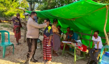 Pantau-Pos--Relawan-Covid-19,-Kapolsek-Amanatun-Utara-bagikan-Masker