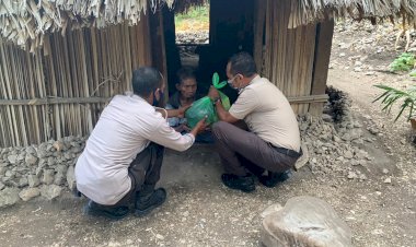 Peduli---Warga-Terdampak-Covid-19,-Polsek-Kolbano-Salurkan-Bansos
