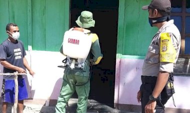 Penyemprotan-Disinfektan,-Bhabinkamtibmas--Polsek-Kualin-Melaksanakan-Pendampingan