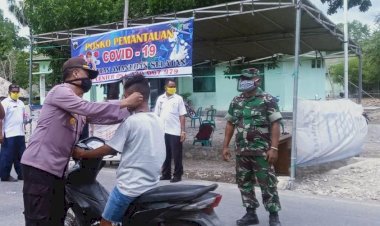 Kapolsek-Amanuban-Selatan--Bersama-Unsur-Forkopinca-dan-Anggota-DPRD-Kab.-TTS--Bagikan-Masker-Kepada-Warga