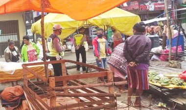 Patroli--Dialogis-Ke-Para-Pedangan,-Anggota-Sat-Lantas-Imbau-Agar-Tidak-Berkerumun-Demi-Cegah-Copvid-19