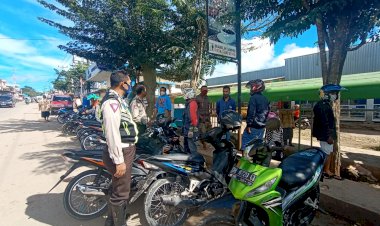 Anggota-Lantas--Polres-TTS-Sambangi-para-Ojek