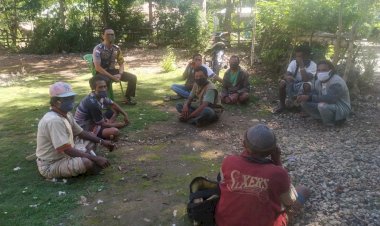 Cegah-Covid-Bhabinkamtibmas-Polsek-Siso-,-Sambangi-warga-Sampaikan-Imbauan