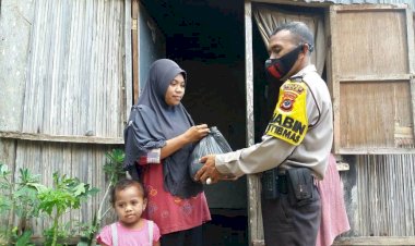 Peduli-Kasih,-Bhabinkamtibmas-Bagi-Sembako-Kepada-Warga-Binaannya