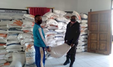 Polri-Peduli-,-Polres-TTS--Salurkan-1-Ton-Beras-Kepada-Warga-Yang-terdampak-Covid-19