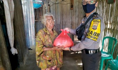 Polri-Peduli-Covid-19--,-Bhabinkamtibmas-Salurkan-Bantuan-Beras--Dari-Kapolri-Kepada-Warga--Yang-Terdampak-Covid-19