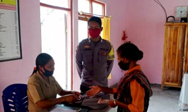 Bhabinkamtibmas-Polsek-Batu-Putih-Pantau-penyaluran-BLT-DD