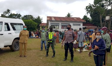 Cegah-Penyebaran-Covid-19,-Kapolsek-Amanatun-Selatan-Turun-Langsung-Pantau--Pasar-Mingguan