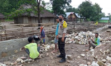 Sambangi-Pekerja--Saluran-Air,--Bhabinkamtibmas-Imbau--Turut-Serta-Jaga-Kamtibmas