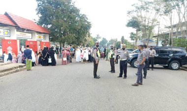 Pengamanan-Sholah-ID,-Oleh-Anggota-Polres-TTS