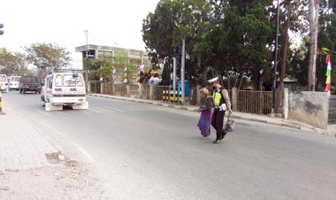 Anggota-Lantas-Polres-TTS--Sebrangkan-Jalan-Nenek-nenek-Demi-Cegah-Laka-Lantas