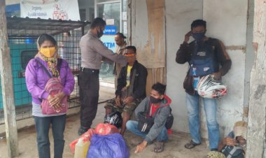 Temui-Warga,-Personil-Pakaikan-Masker-Kepada-Warga--Demi-Cegah-Covid--19