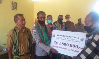 Bhabinkamtibmas-Polsek-Kolbano-Pantau-Penyaluran-BLT-DD