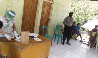 Bhabinkamtibmas-Melakukan-Pemantauan--Kegiatan-Pemberian-Obat-Pencegah-Kaki-Gajah