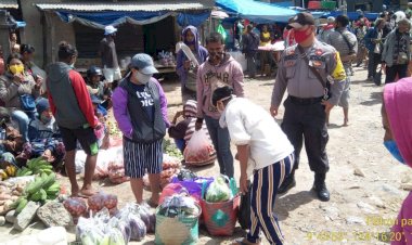 Patroli-Dialogis--ke--Pasar-Mingguan,-Bhabin-Beri-Imbauan-Kamtibmas