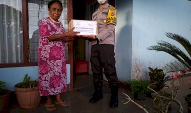  Bentuk-Kepedulian-,-Bhabin-Serahkan- Bingkisan-Dari-Bhayangkari-Polres-TTS