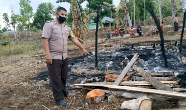 Warga-Binaannya-Mengalami -Musibah-kebakaran-Rumah,-Bhabinkamtibmas-Datangi-  Lokasi-Kebakaran