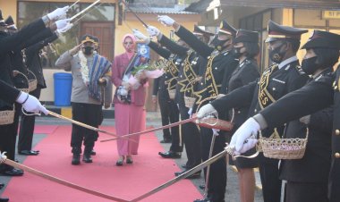 Tradisi-Pedang-Pora,-Polres-TTS-Sambut- Pejabat-Baru  -Kapolres-TTS