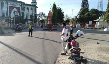 Ciptakan-Kamseltibcarlantas-Pada-Pagi-Hari,-Personil-Polres-TTS-di-Kerahkan-Gatur-Pagi