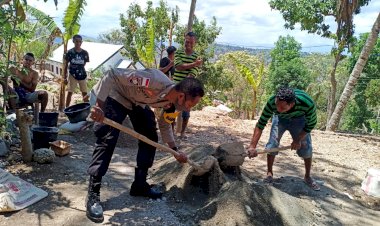 Tingkatkan-Sinergitas-,-Bhabinkamtibmas-Gotong-Royong-Bersama-Warga
