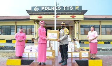 Peduli-Lembata,- Polres-TTS- dan-Bhayangkari-TTS-Salurkan-Bansos