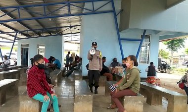 Menggunakan-Pengeras-suara,-Bhabinkamtibmas- Sampaikan  -Imbauan-Kamtibmas