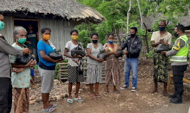 Peduli-Kasih,-Polsek-Amanuban-Selatan-Salurkan-Bansos