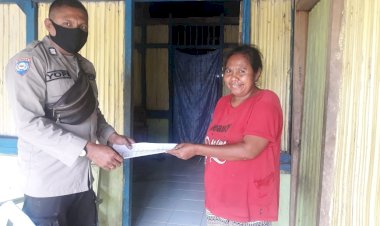 Cipta -Kamtibmas  -Agar-Aman-Kondusif-Jelang-Natal -2020-dan-Tahun-Baru-2021-,-Bhabinkamtibmas - Bagi-Selebaran-Imbauan -Kamtibmas