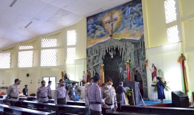 Kapolres-TTS- Pimpin-langsung- Sterilisasi-Gereja-Yang-Akan-Digunakan-Perayaan-Natal-2020