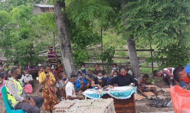 Penyaluran-BPNT,-Bhabinkamtibmas-melaksanakan-Pam-dan-Pemantauan