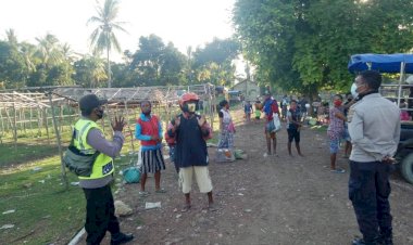 Patroli-ke-Pasar-Mingguan,-Personil-Pol-Sub-Sektor-Toianas-Beri-Pemahaman -Kepada-Warga`-Untuk -Penutupan -Sementara-Pasar-Mingguan