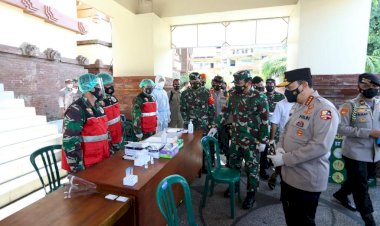 Cek-Penegakan-Prokes,-Panglima-TNI-Dan-Kapolri-Kelilingi-Dua-Pasar-Di-Bali 
