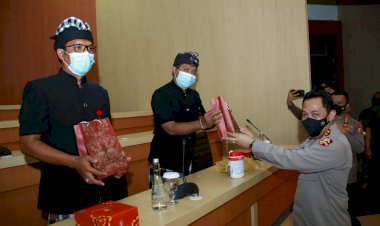 Kapolri-Beri-Penghargaan-ke-Pecalang-Bali-Karena-Berprestasi 