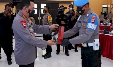 Kapolri-memberikan-penghargaan-berupa-kesempatan-sekolah-perwira-kepada-personel-polda-DIY-yg-berprestasi