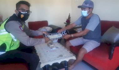 Samsat-Go-To-Home,-Personil-Sat-Lantas-Mengantar -Langsung-TNKB-dan-STNK-ke-Rumah -Warga