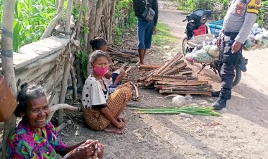 Temui-Warga,-Bhabinkamtibmas-Imbau -Warga-Agar-Patuhi-Prokes-Covid-19