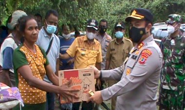 Peduli-Kemanusiaan,-Kapolres-TTS-Salurkan--Sembako-kepada-Warga-Korban-Banjir-Rob--Bena-TTS