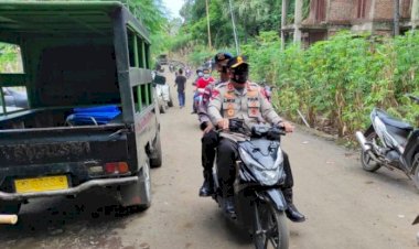  Akses-Sulit-Dijangkau,-Kapolda-Sewa-Motor-Ojek-Antar-Bansos-di-Adonara