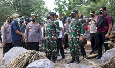 Tinjau-NTT,-Panglima-dan-Kapolri-Fokuskan-Evakuasi-Korban-dan-Kirim-Bantuan 