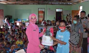 Peduli-Kemanusiaan,-Bhayangkari-TTS-Gelar-Kegiatan-Bhaksos- kepada-Korban-Bencana-Banjir-di-Desa-Bena