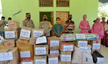 Sebagai-Bentuk-Kepedulian-:-  Kembali,-Polres-TTS-Salurkan-Bansos-Bagi-Warga-Terdampak-Bencana -Banjir