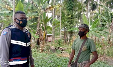 Temui-Warga,-Bhabinkamtibmas-Ajak-Patuhi-Prokes