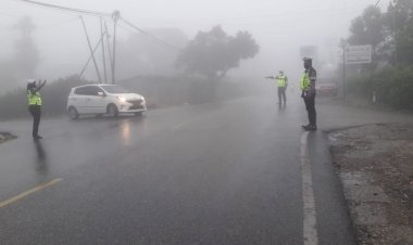 Walaupun-Cuaca-Tidak-Bersahabat,-Sat-Lantas-Polres-TTS-Tetap-Turun-Kejalan -Gatur-Lalin-Pagi- Demi-Memberikan-Pelayanan-Kepada-Masyarakat