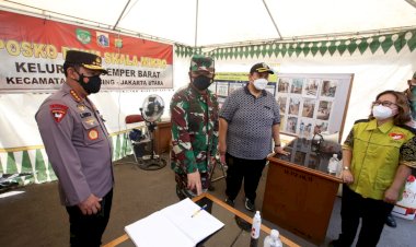 Kapolri,-Panglima-TNI-dan-Menkes-Tinjau-Rusun-Nagrak-dan-PPKM-di-Semper-Barat