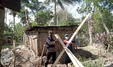 Peduli-Akan-Warga -Binaannya-,Bhabinkamtibmas-Oekefan-Bantu-Bahan-Bangunan.