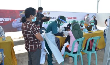 Pelaksanaan-vaksin-Covid-19-Hari-kedua-Di-Polres-TTS,-Masyarakat-Begitu-Antusias