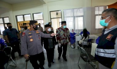 Tinjau-Vaksinasi-Massal-di-Persis,-Kapolri-Minta-Semua-Elemen-Masyarakat-Berkolaborasi-Percepat-Vaksinasi