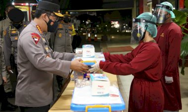 Kapolri-Beri-Bantuan-Kapada-Tenaga-Kesehatan-RS-Polri-Soekanto